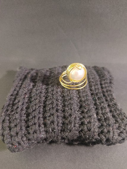 Anillo de alambre dorado con 1 perla