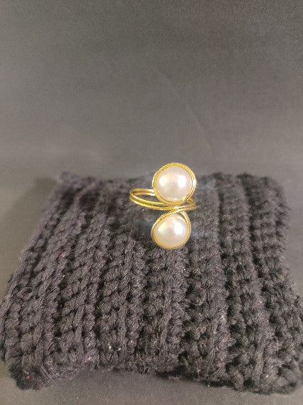 Anillo alambre dorado con 2 perlas