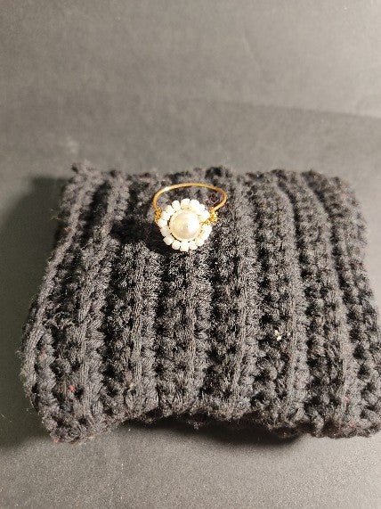 Anillo dorado con mostacillas blancas y perla forma flor