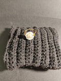 Anillo dorado con mostacillas blancas y perla forma flor