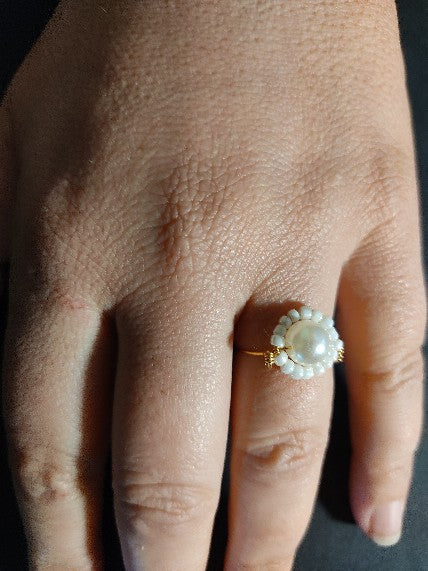 Anillo dorado con mostacillas blancas y perla forma flor