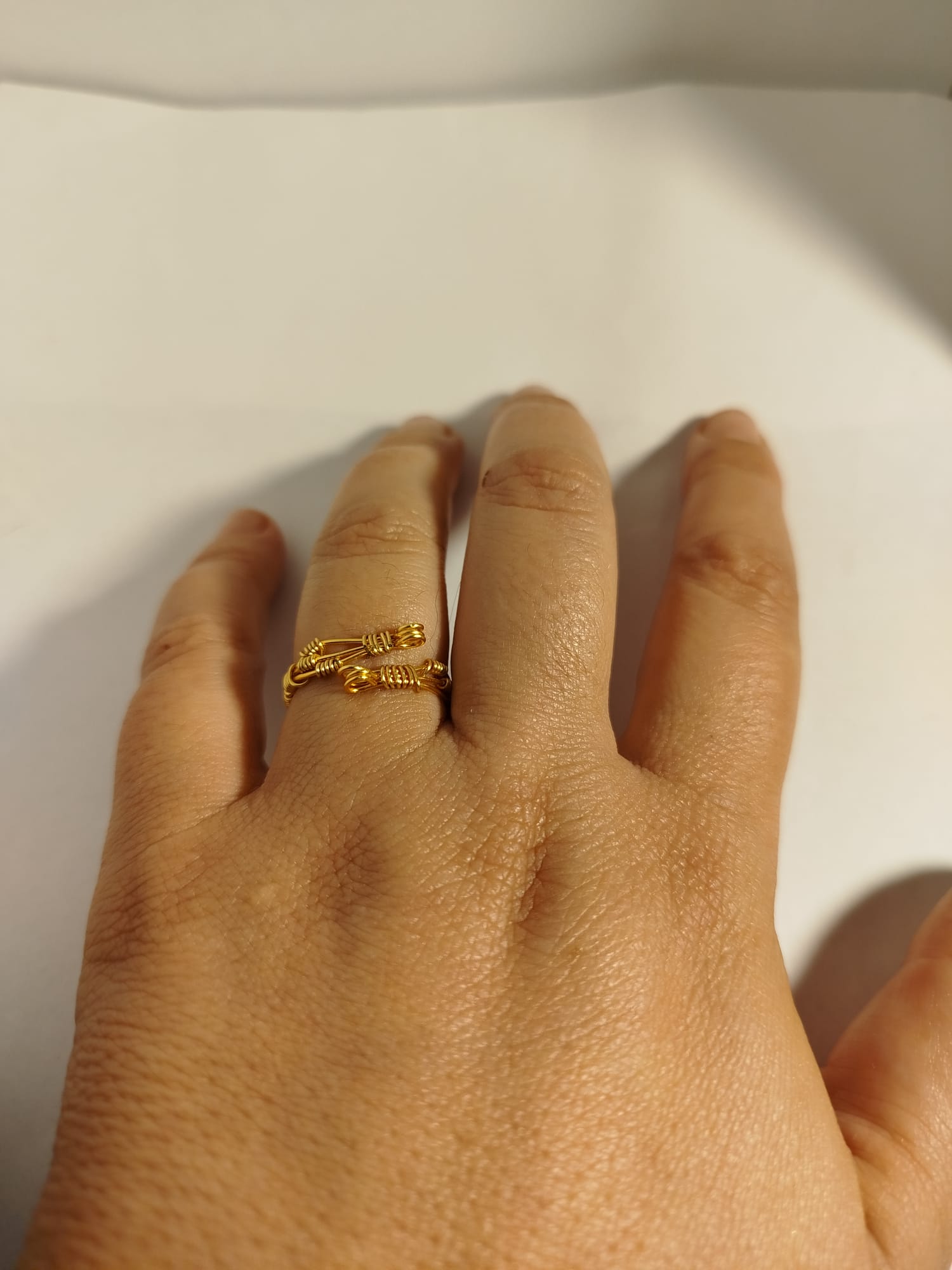 Anillo alambre dorado entrelazado