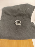 Anillo alambre plateado entrelazado