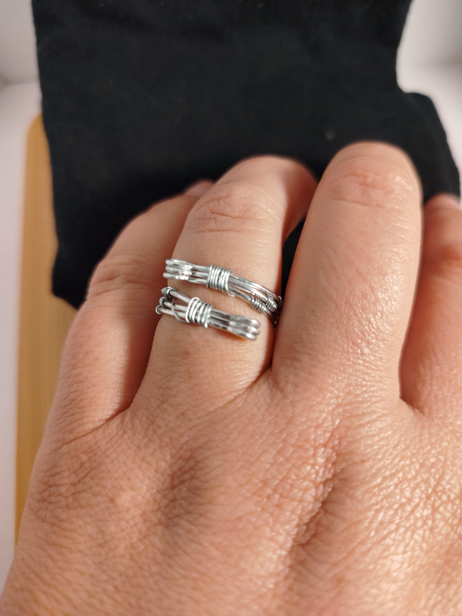 Anillo alambre plateado entrelazado
