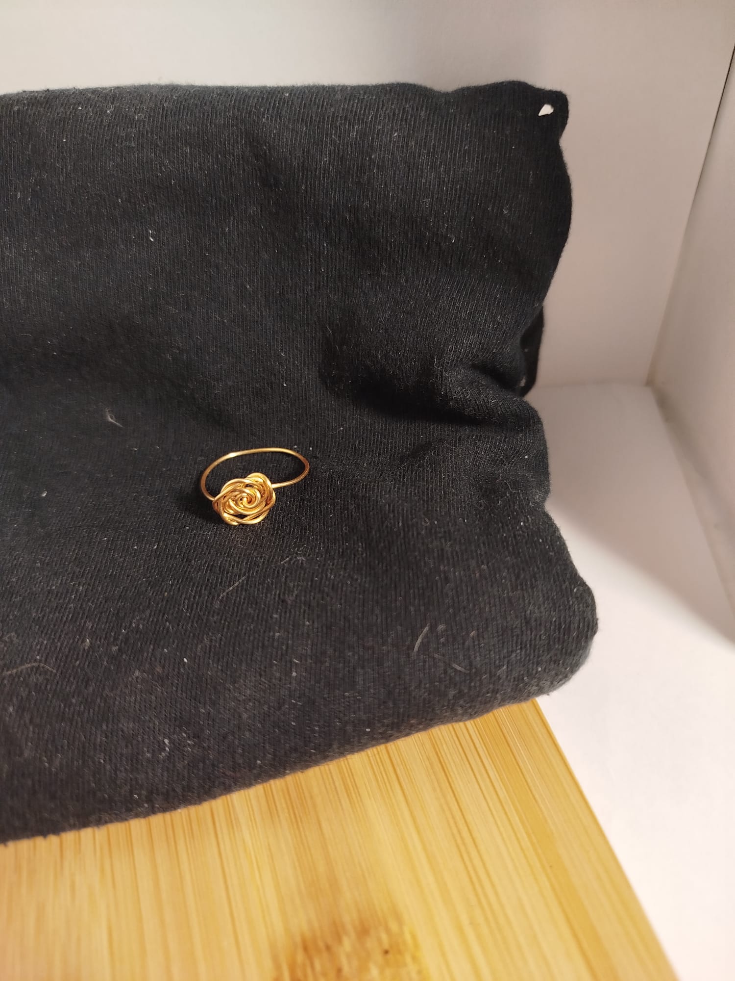 Anillo alambre fino dorado en forma de flor