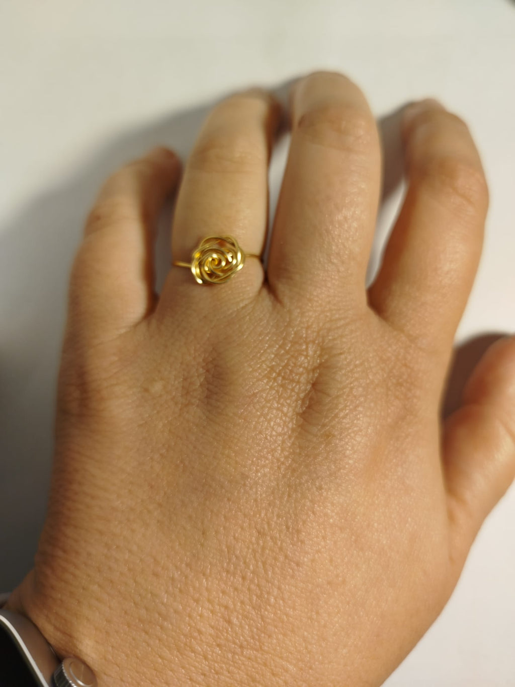 Anillo alambre fino dorado en forma de flor