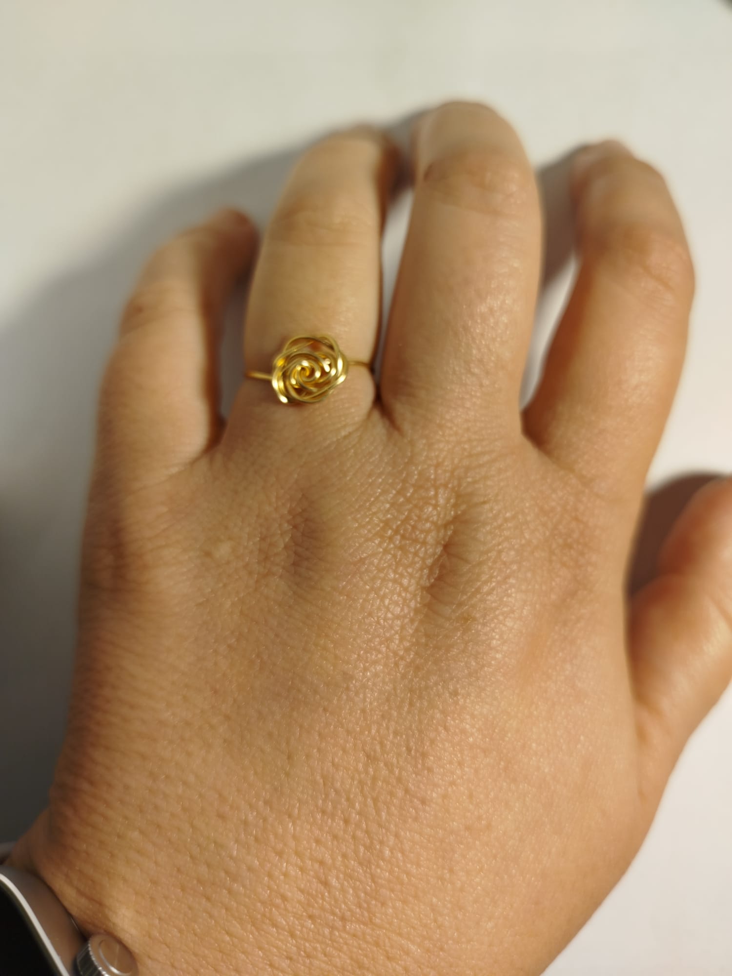 Anillo alambre fino dorado en forma de flor