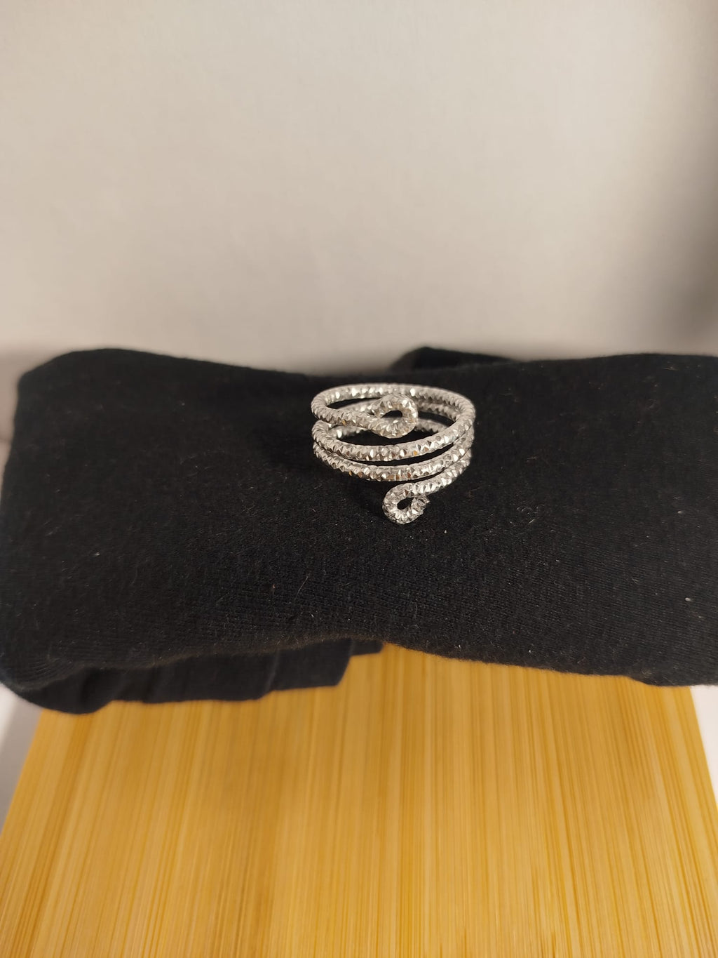 Anillo plateado de alambre texturizado 3 vueltas