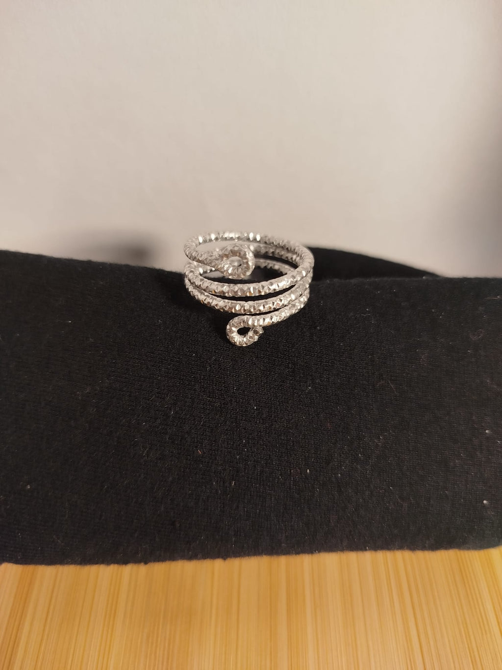 Anillo plateado de alambre texturizado 3 vueltas