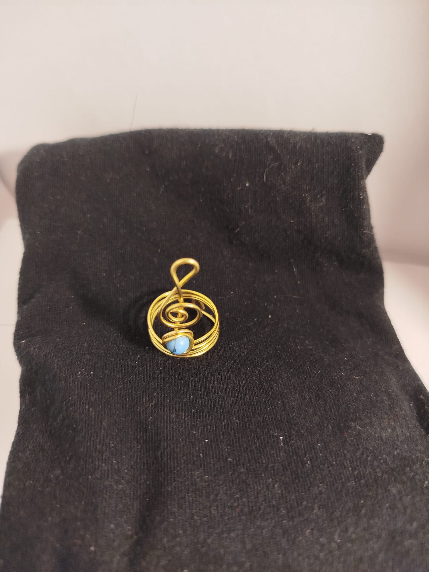 Anillo de alambre dorado con clave de sol con turquesa