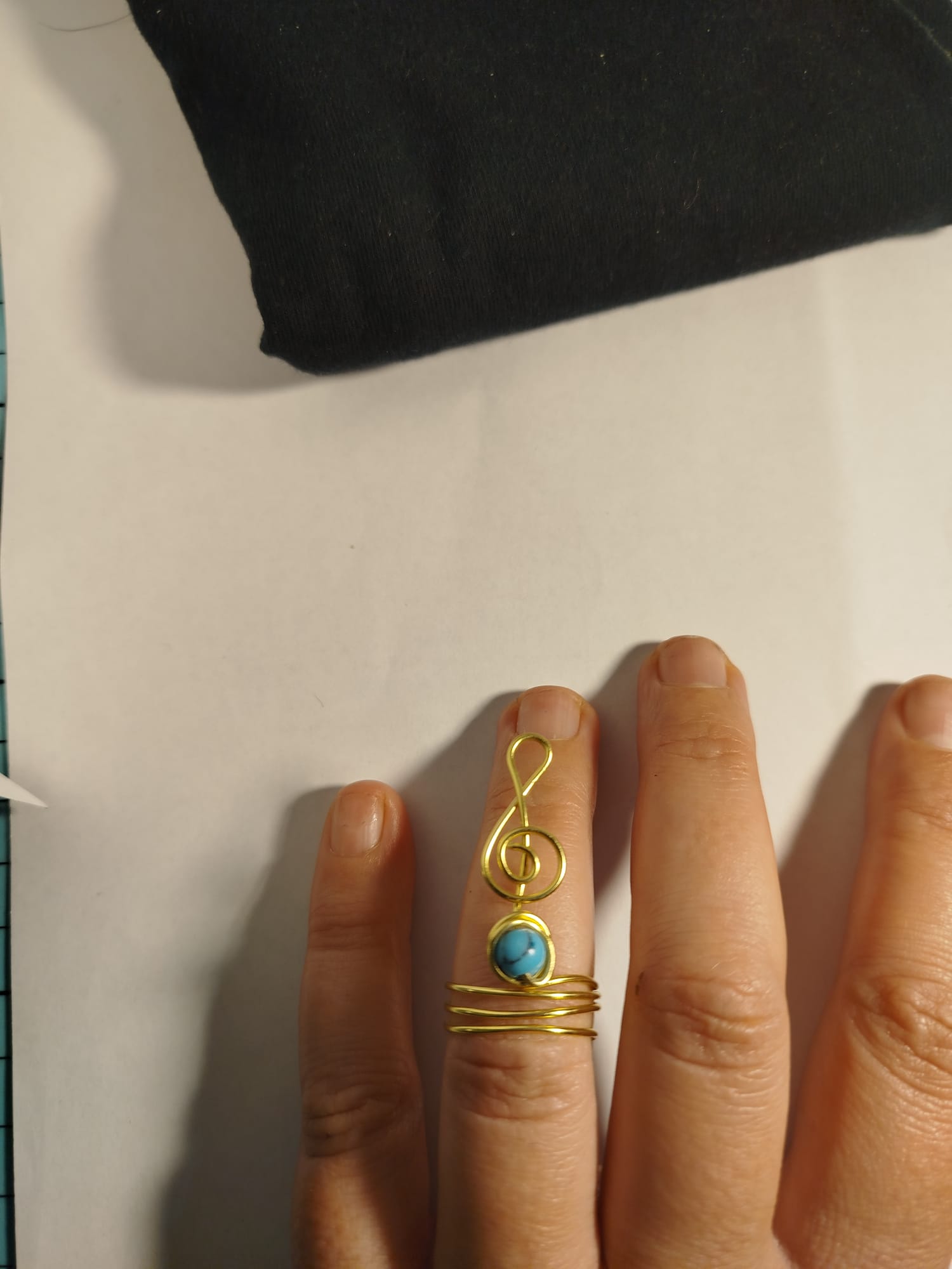 Anillo de alambre dorado con clave de sol con turquesa