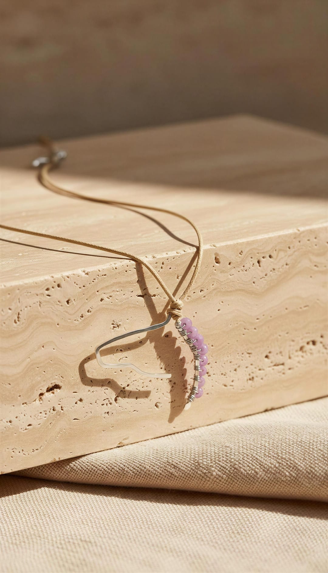 Collar cabeza caballo con agatas violetas pequeñas