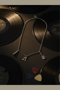 Collar de acero plateado con dijes musicales