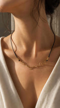 Collar semirrigido alamabre dorado formas semicorazon