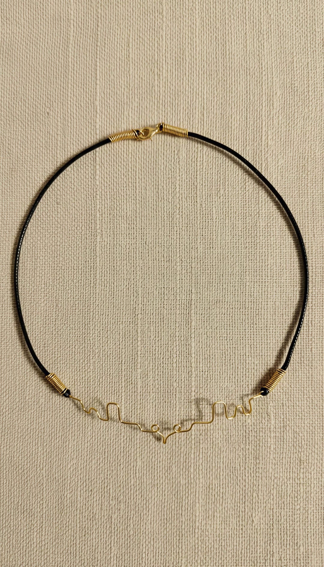 Collar semirrigido alamabre dorado formas semicorazon