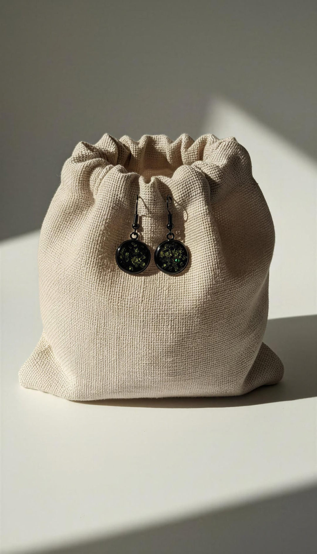 Pendientes redondos verdes con pan de oro