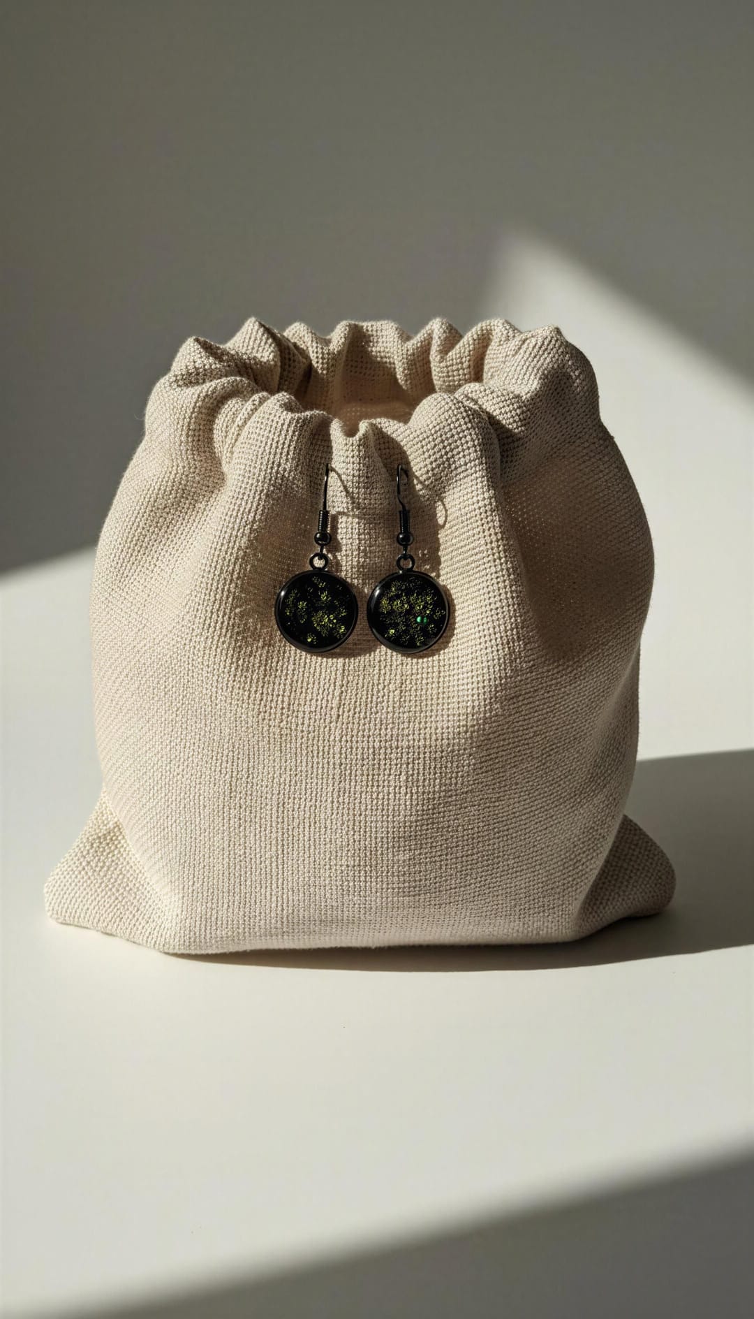 Pendientes redondos verdes con pan de oro