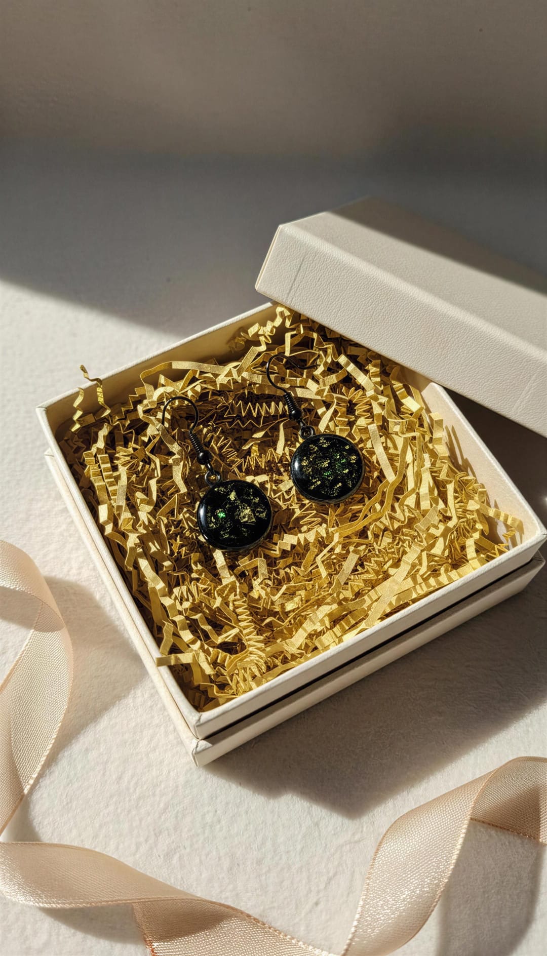 Pendientes redondos verdes con pan de oro