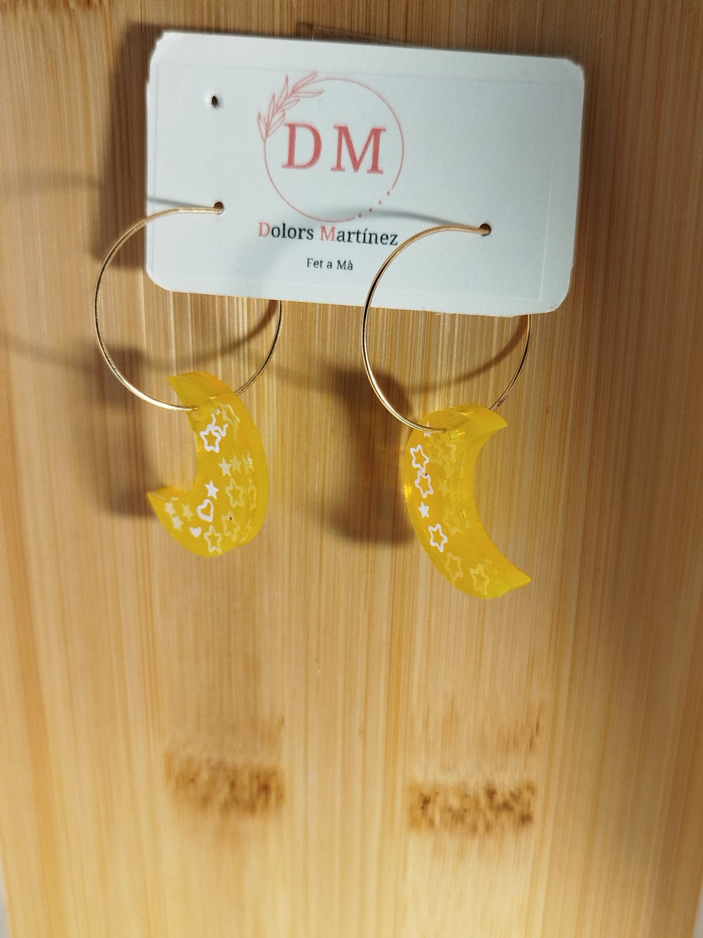 Aros dorados con piezas de resina