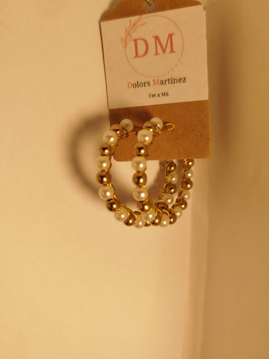 Aros con perlas y abalorios dorados