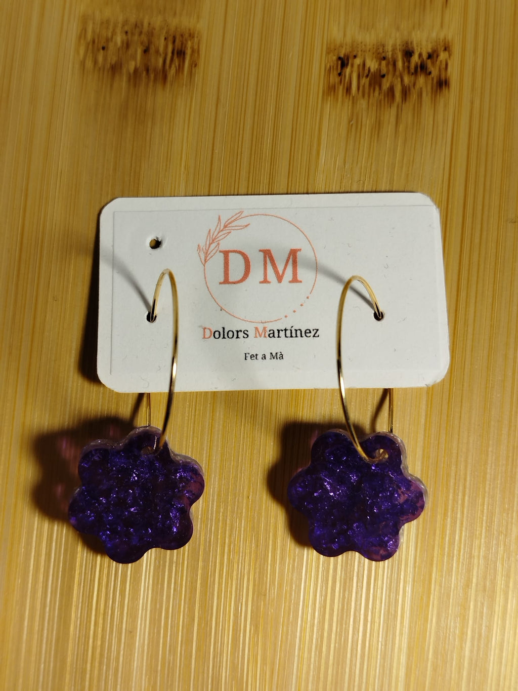 Aros dorados con piezas de resina