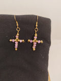 Pendientes Cruz abalorios dorados y agatas violetas.