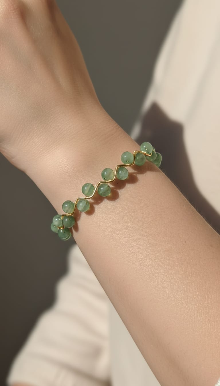 Pulsera de alambre dorado con aventurina verde