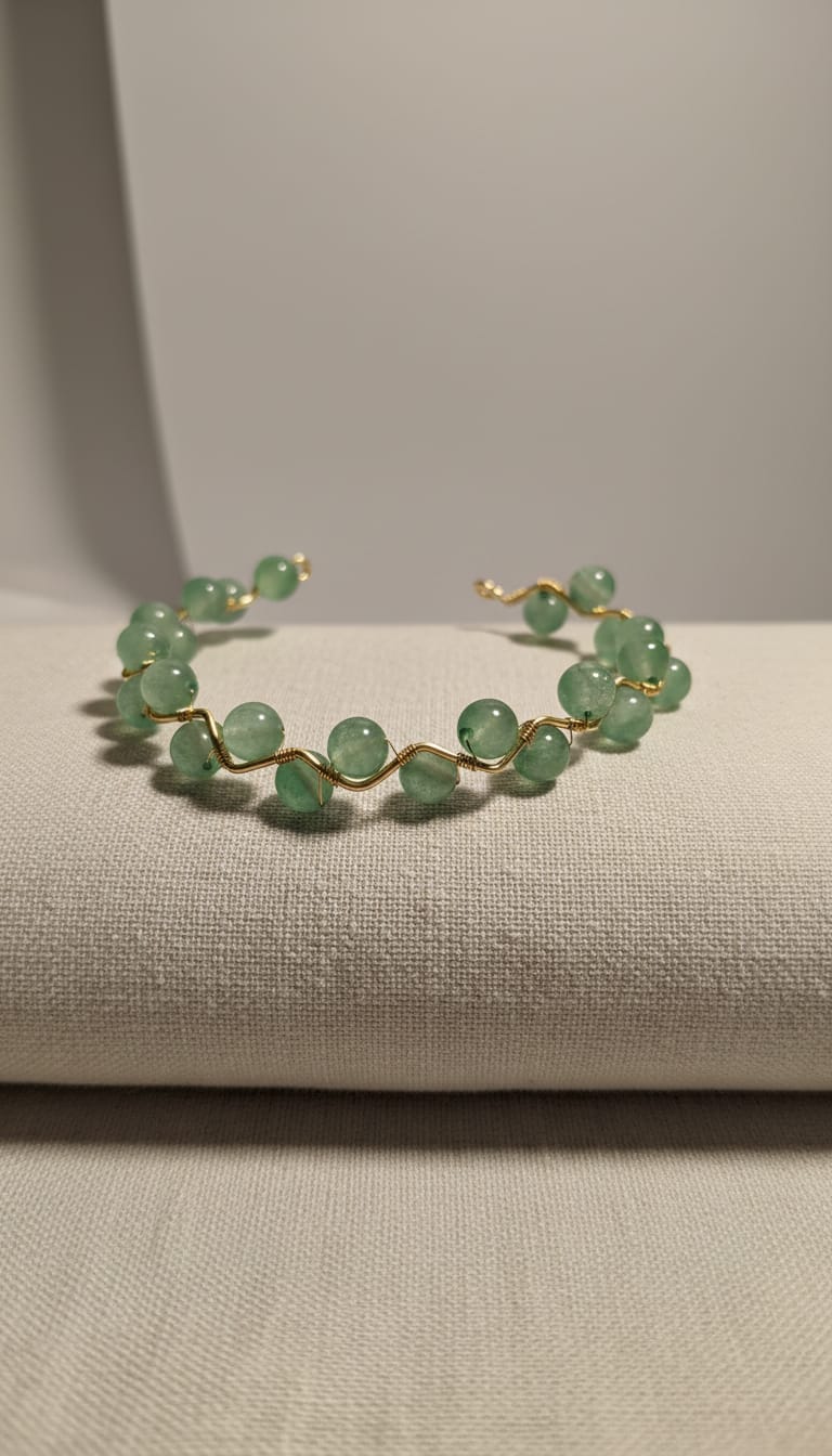 Pulsera de alambre dorado con aventurina verde