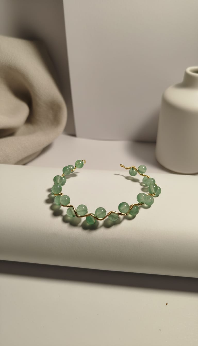Pulsera de alambre dorado con aventurina verde