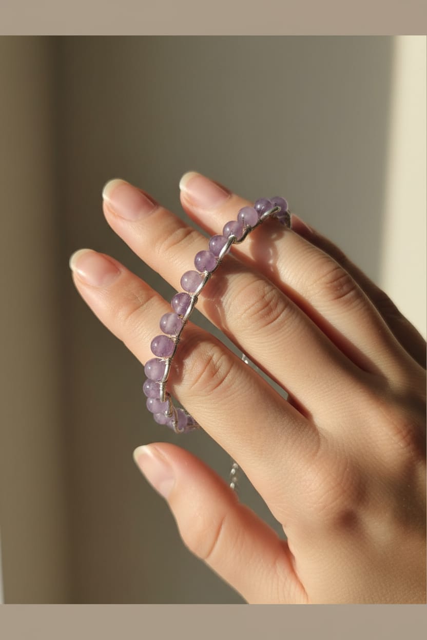Pulsera de alambre plateado con jade lavanda mediano