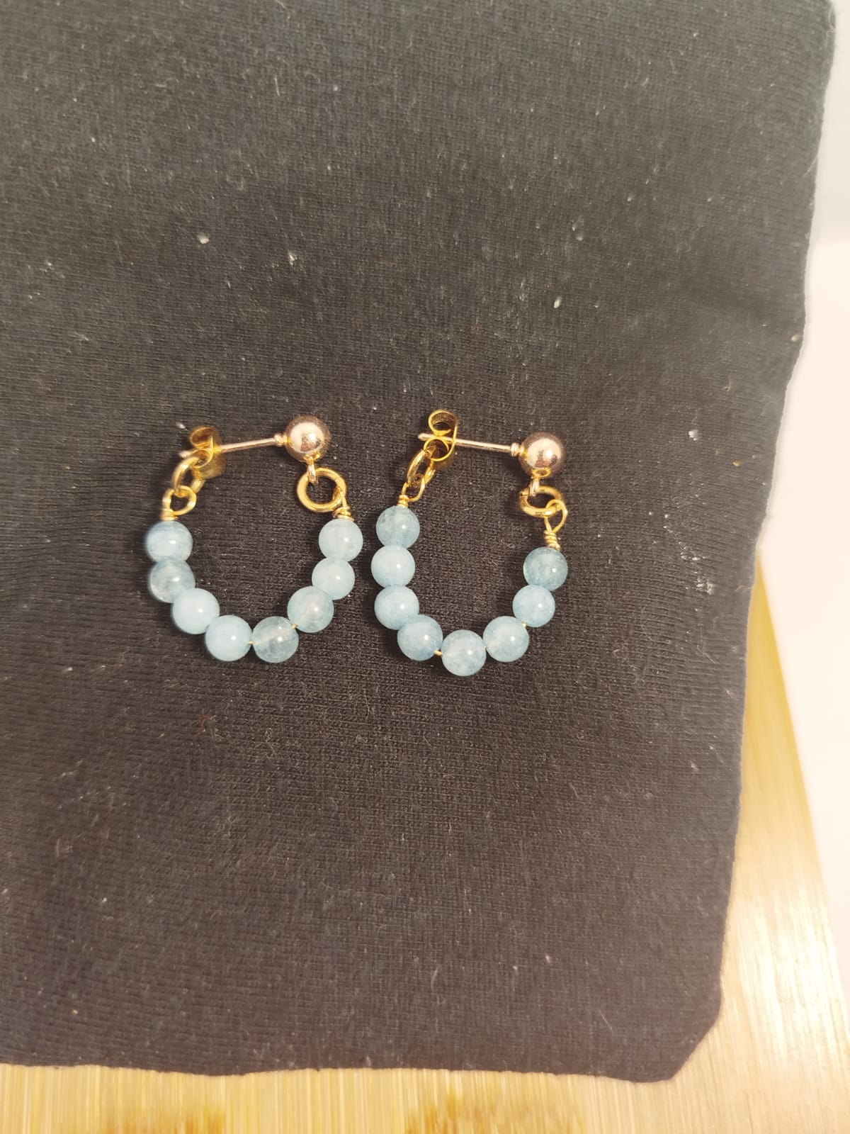 Pendientes dorados con piedra jade