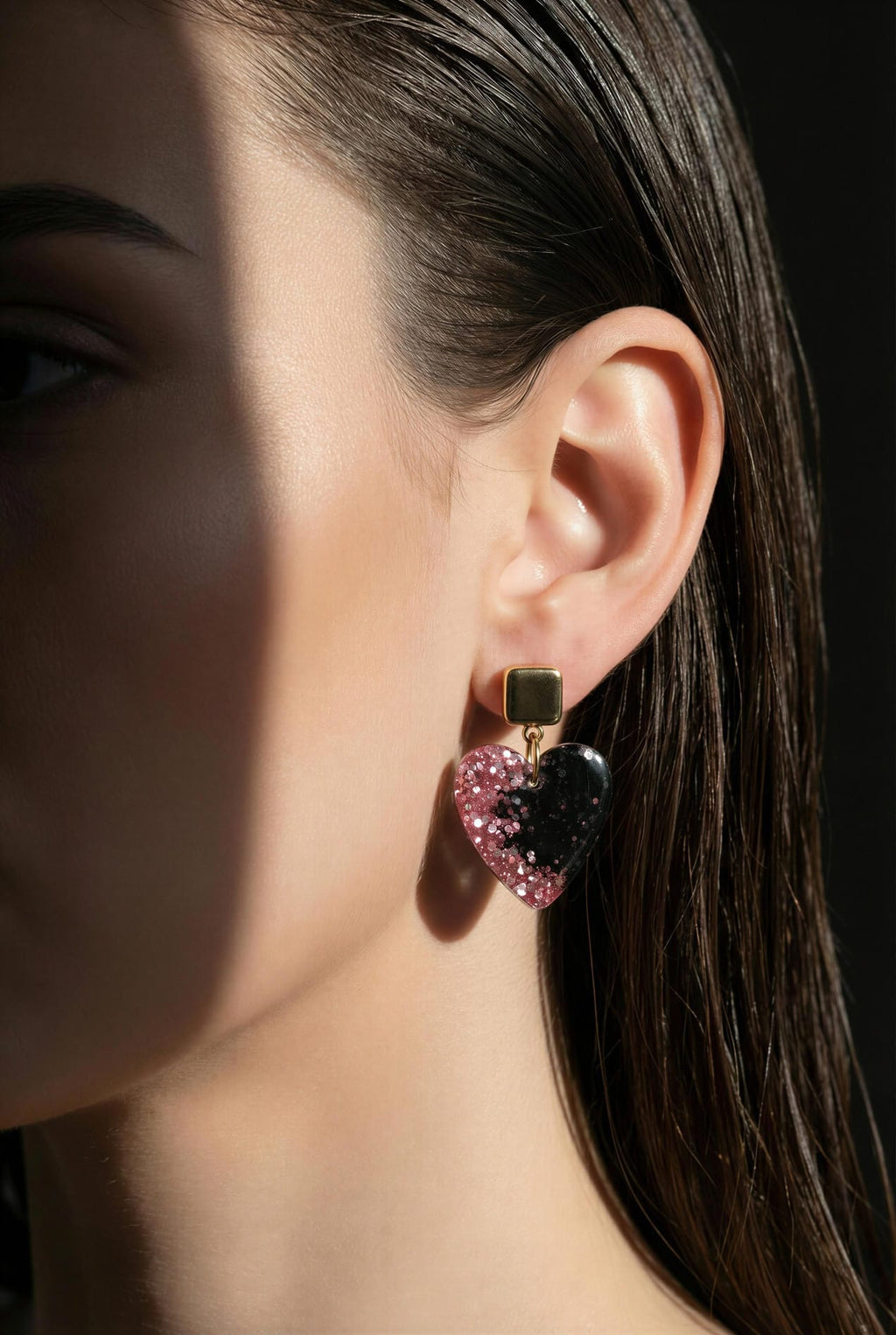 Pendientes de resina en forma de corazón rosa y negro
