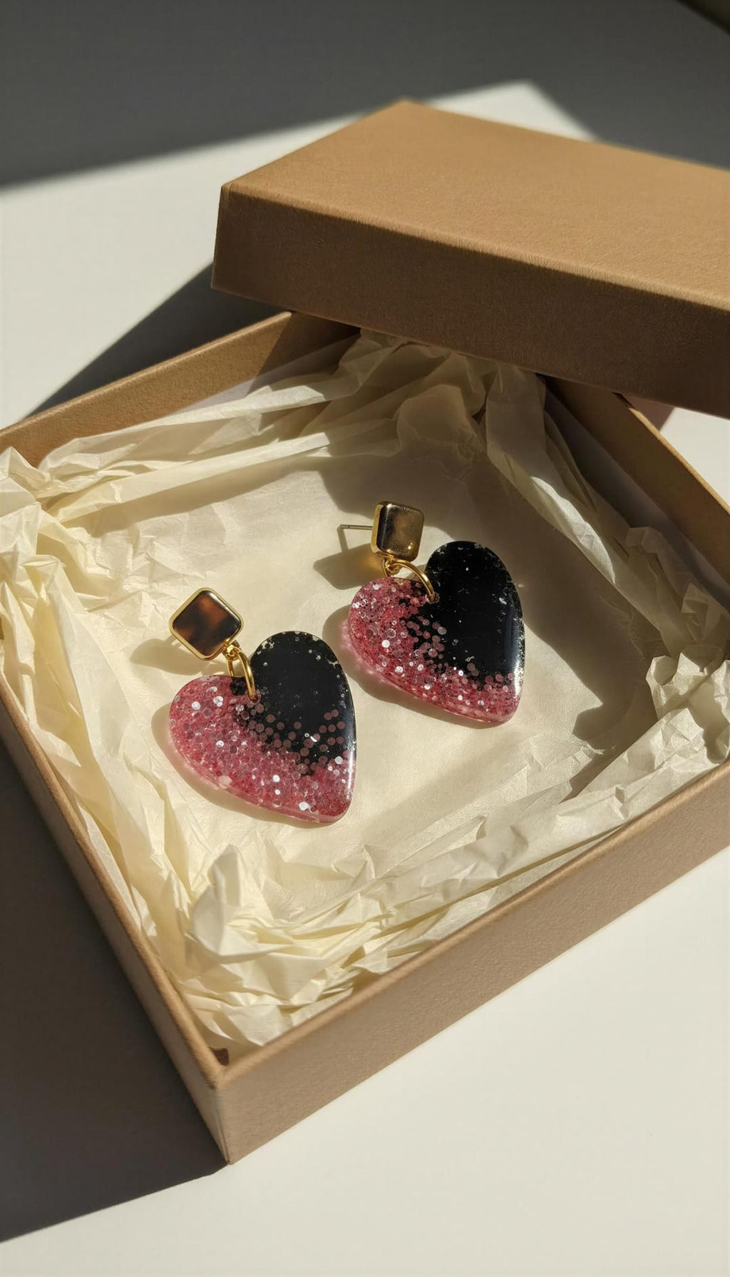 Pendientes de resina en forma de corazón rosa y negro