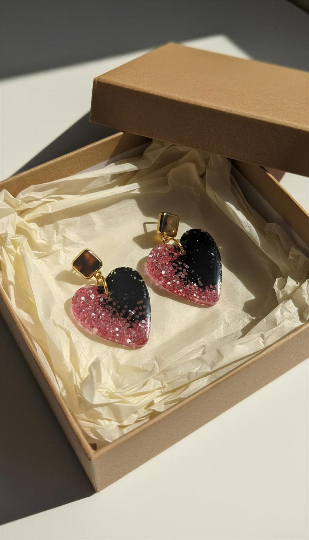 Pendientes de resina en forma de corazón rosa y negro