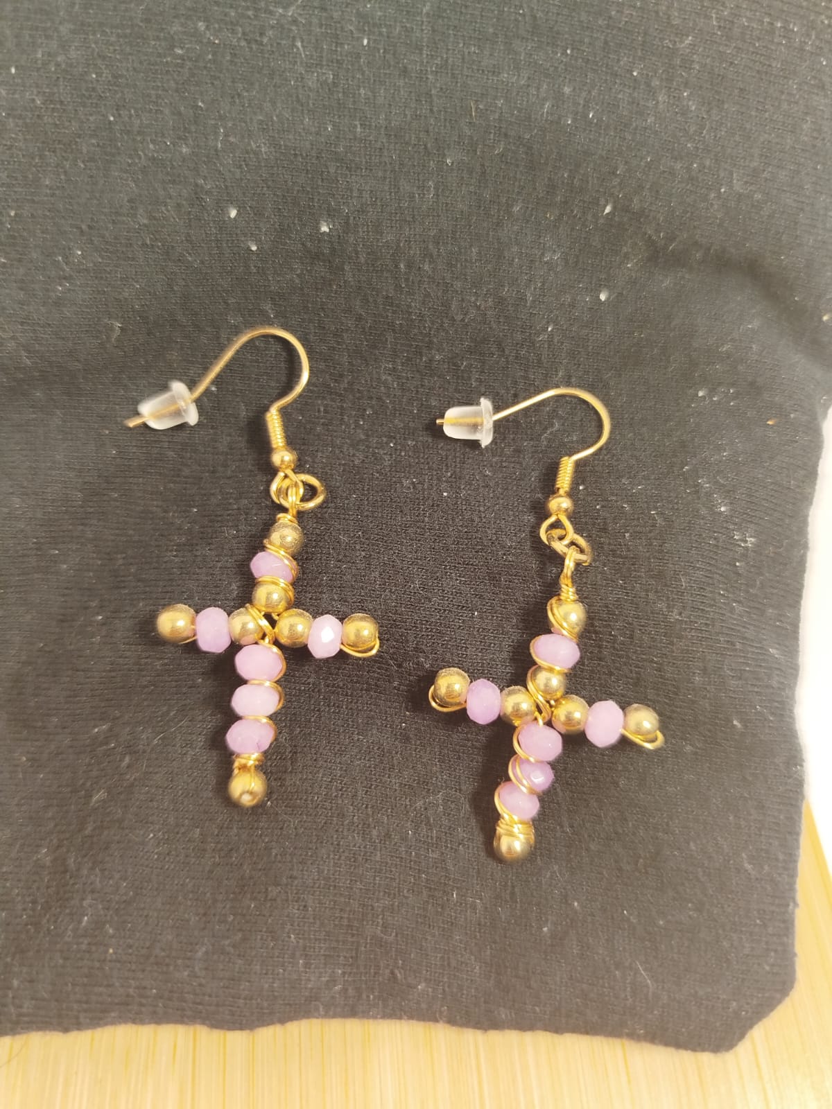 Pendientes Cruz abalorios dorados y agatas violetas.