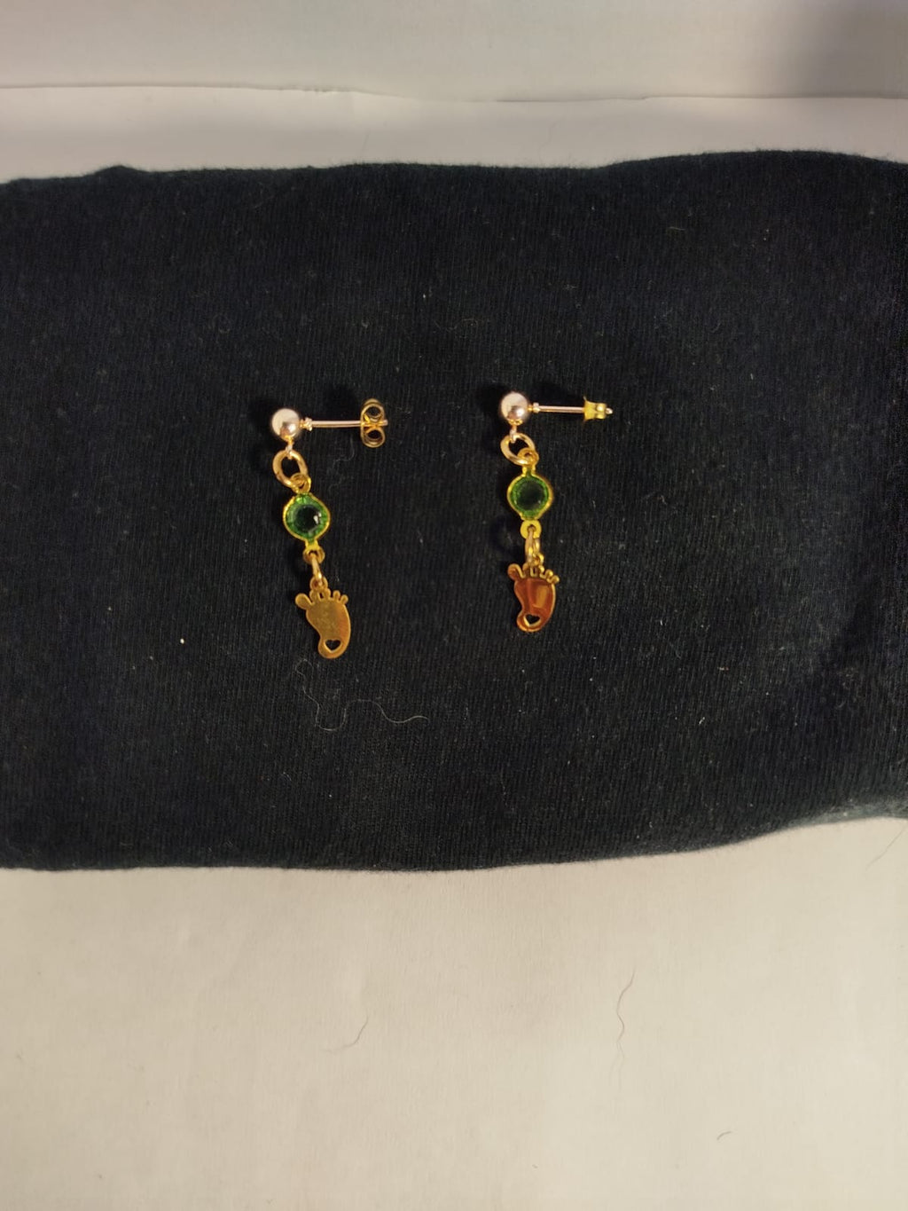 Pendientes piececitos dorados