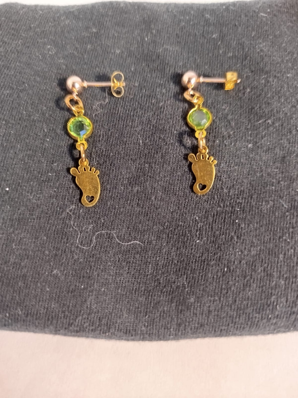 Pendientes piececitos dorados