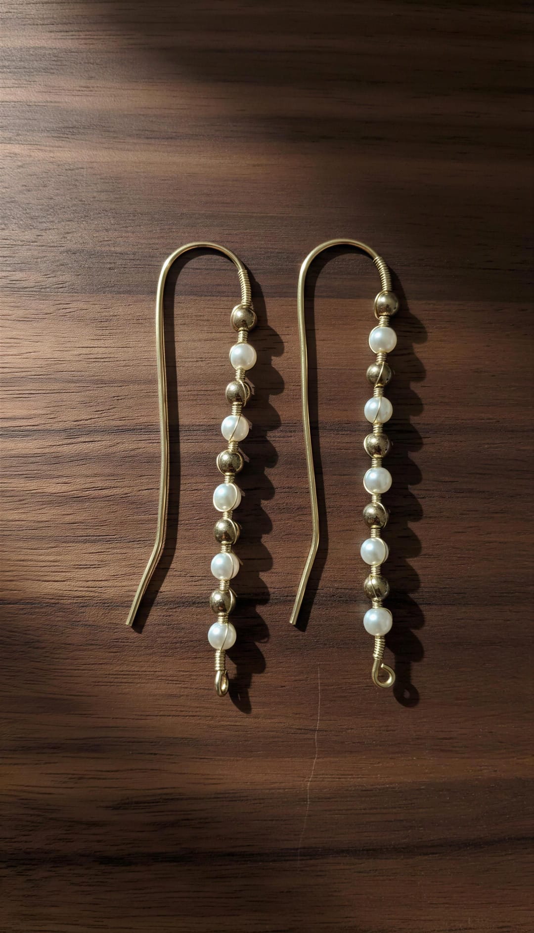 Pendientes largos con perlas y abalorios dorados