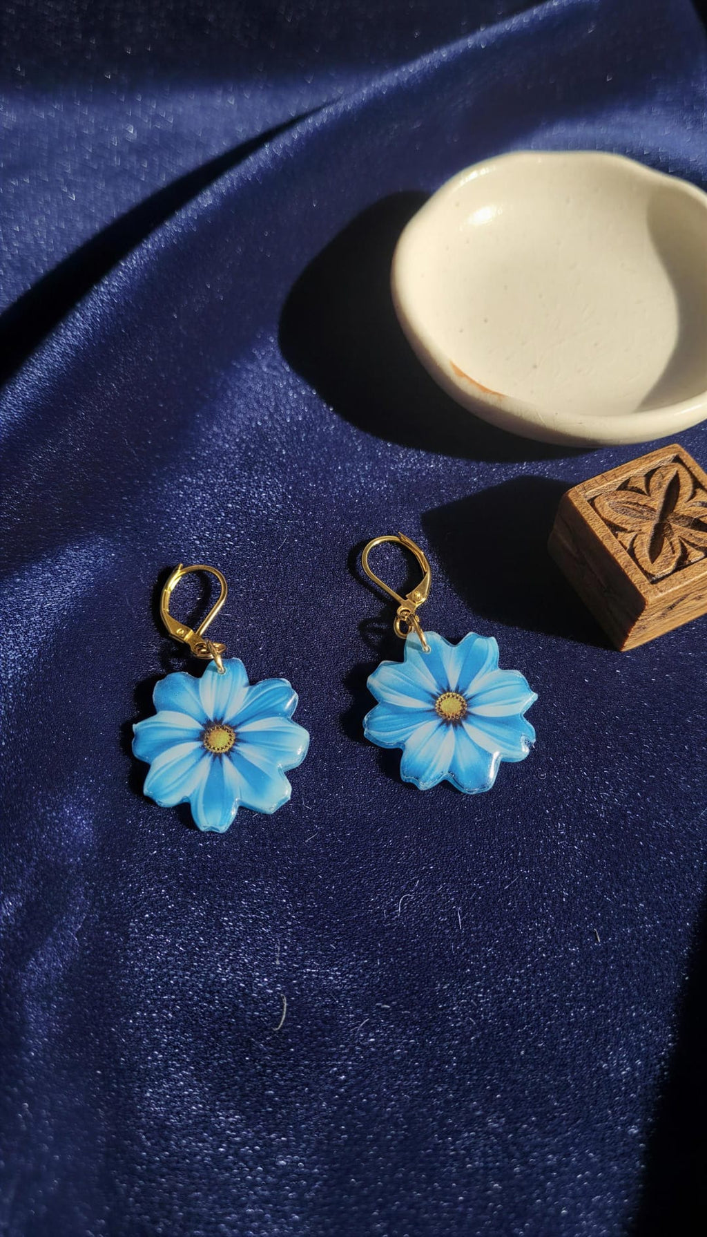 Pendientes margaritas azules cierre dorado