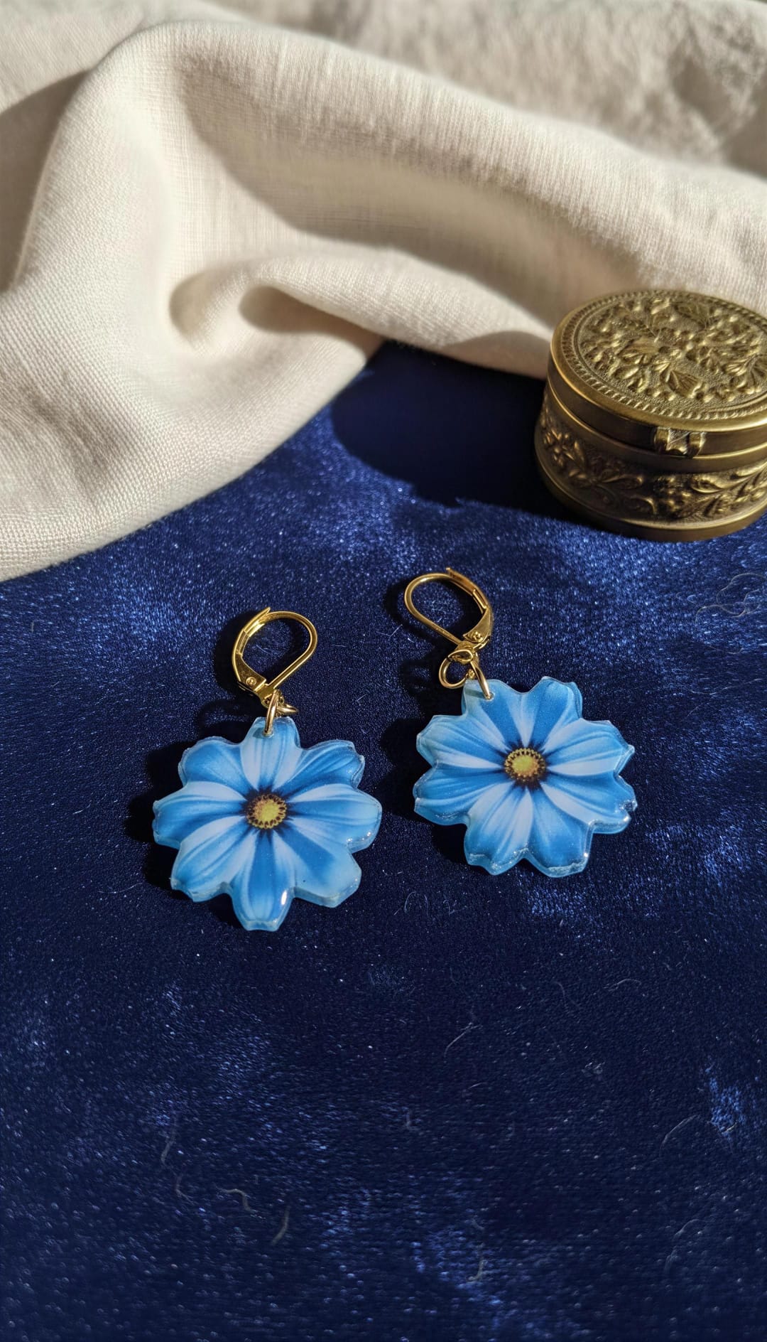 Pendientes margaritas azules cierre dorado